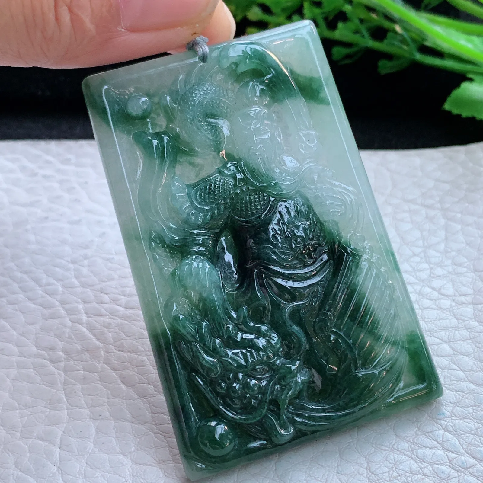 rp自然光65.2*42.6*6.8缅甸翡翠精雕冰飘花御龙关公玉吊坠 玉挂件