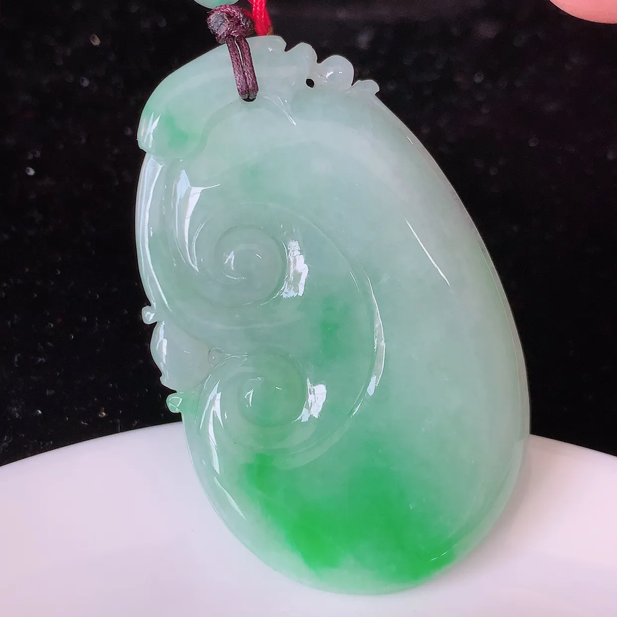 自然光实拍，大件冰润飘绿翡翠如意吊坠，玉坠百搭又精致，寓意着吉祥，事事如意！#46.27