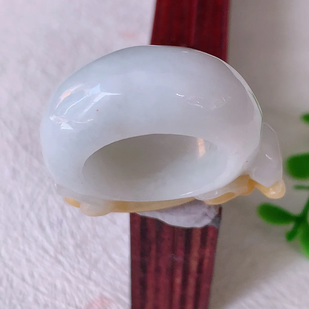 自然光实拍，黄翡貔貅扳指，18.2mm内径双彩翡翠扳指，冰润指环，玉扳指，戒指，财源滚滚，玉质细腻起胶，18圈口，种水好！#57.27尺寸32*18.2*11*8.2