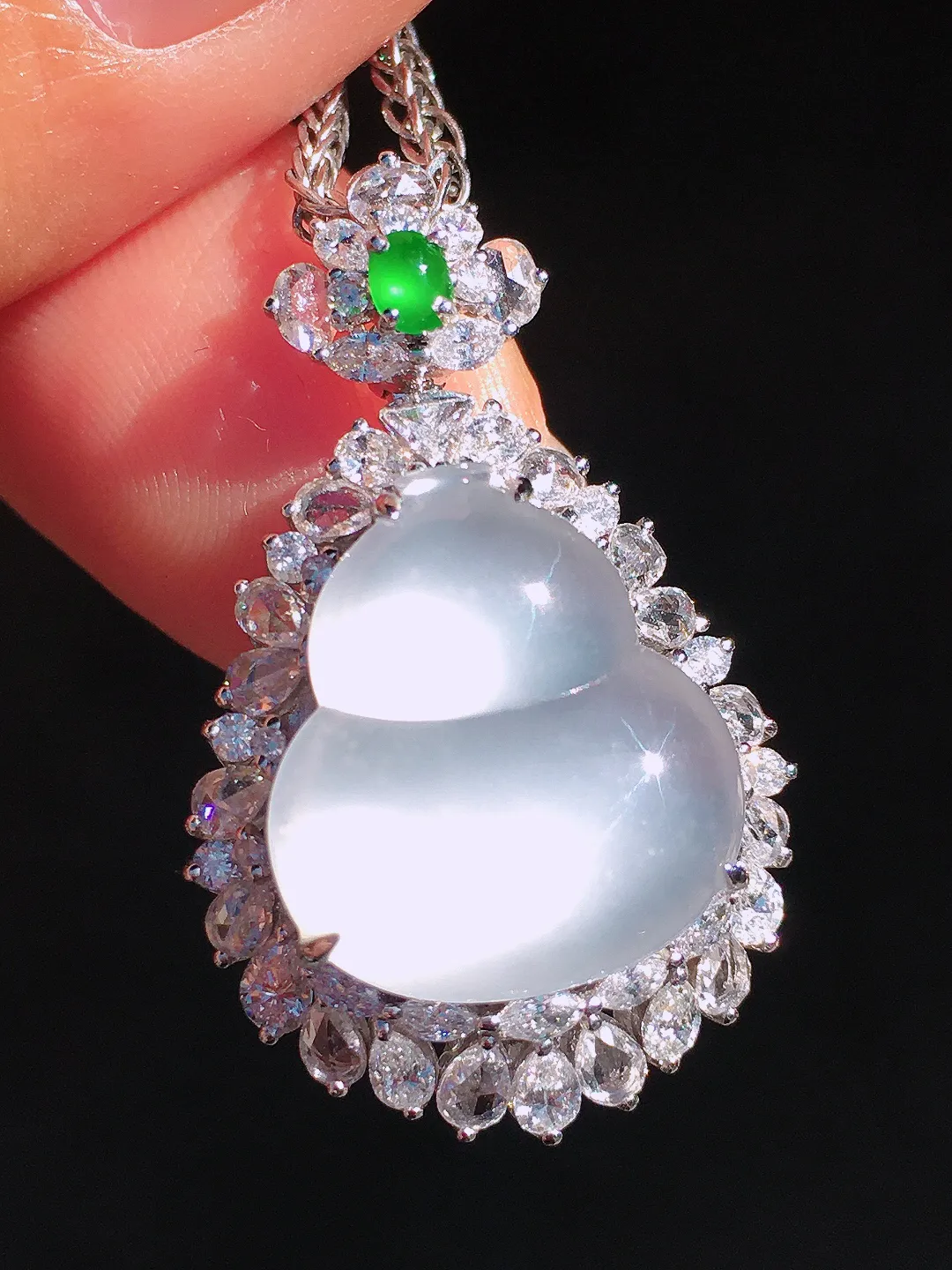 冰种葫芦吊坠，玉质细腻，荧光感超
强，饱满圆润，尽显优雅气质，18k
金豪华镶嵌