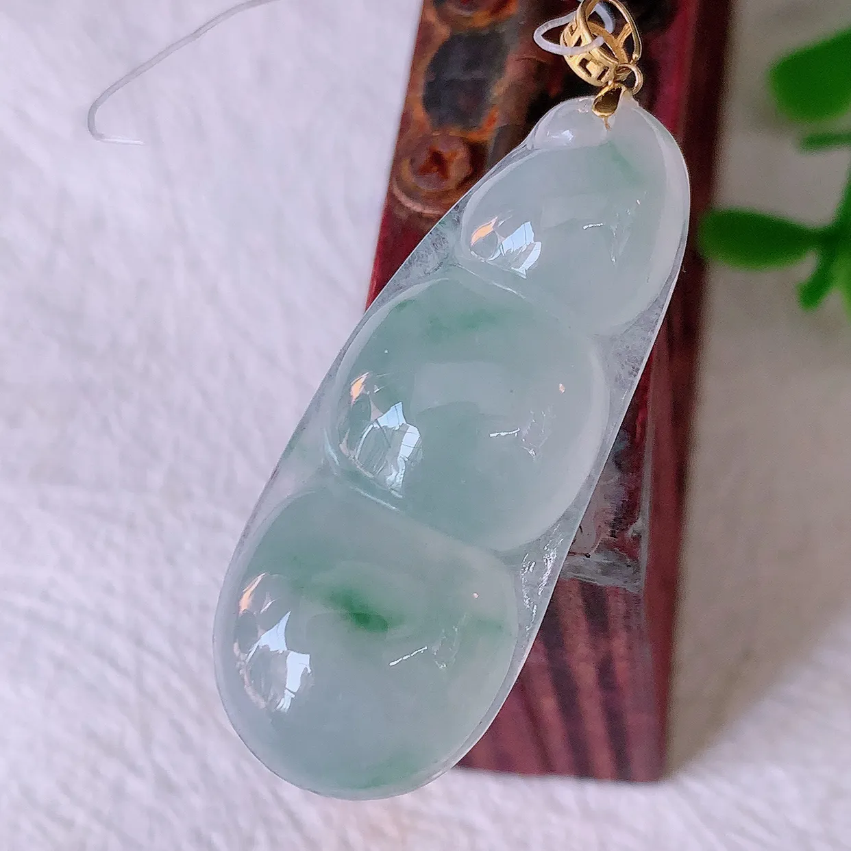 18K金镶嵌冰种飘花翡翠四季豆吊坠，平安豆福豆玉坠，冰润通透，豆粒饱满，寓意：豆蔻年华！#49.27