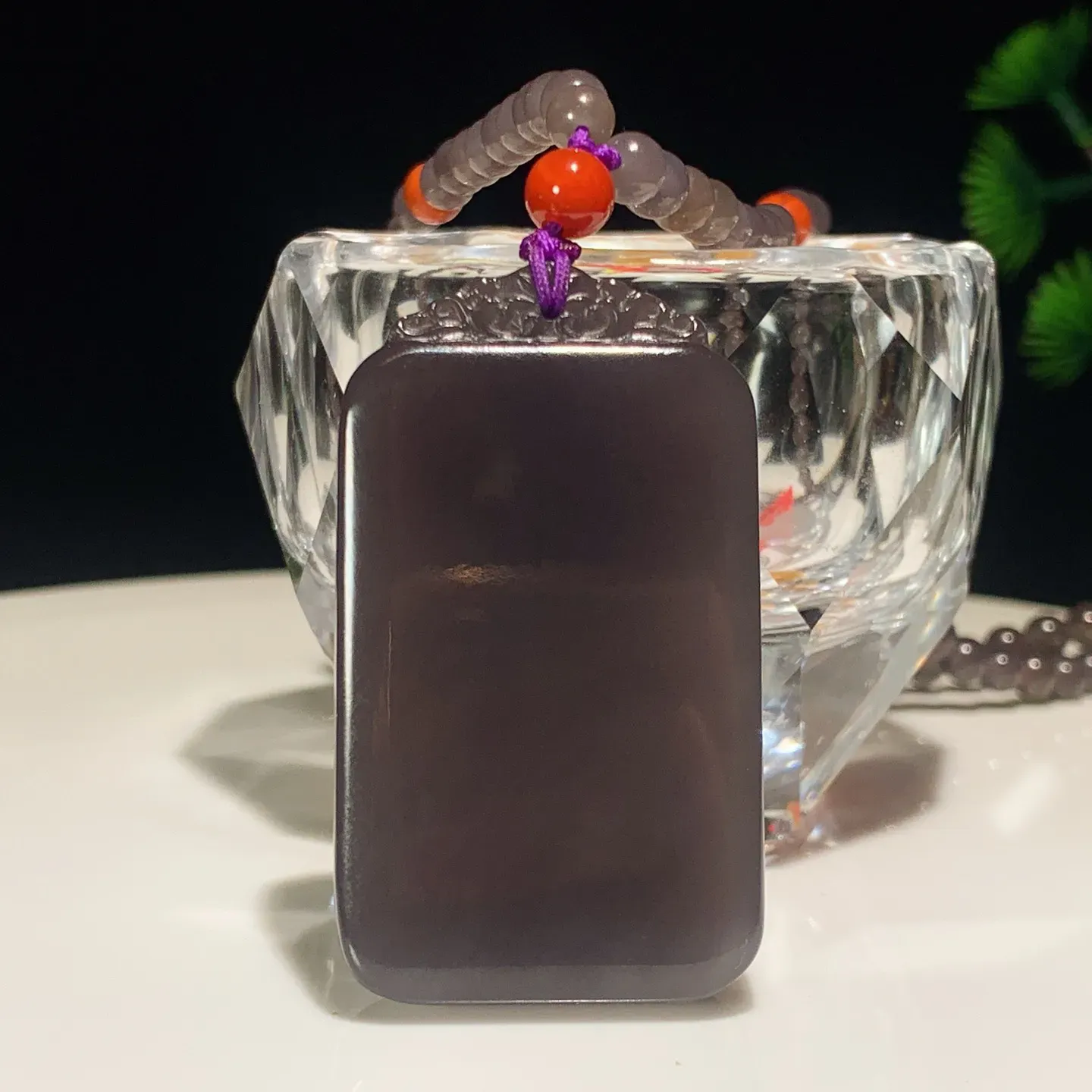 和田玉紫罗兰坐莲观音牌子挂件。尺寸49/29/10重54.3克。玉质细腻油润。手推出油。佩戴高端典雅。lt251127