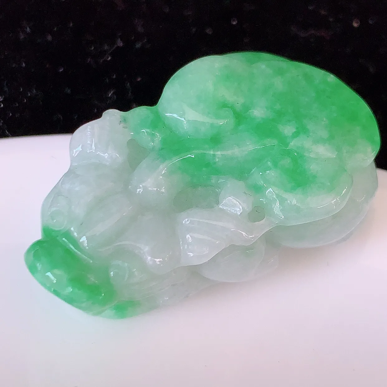 自然光实拍，精雕飘绿翡翠招财貔貅吊坠，民间有“一摸貔貅运程旺盛，再摸貔貅财运滚滚，三摸貔貅平步青云 