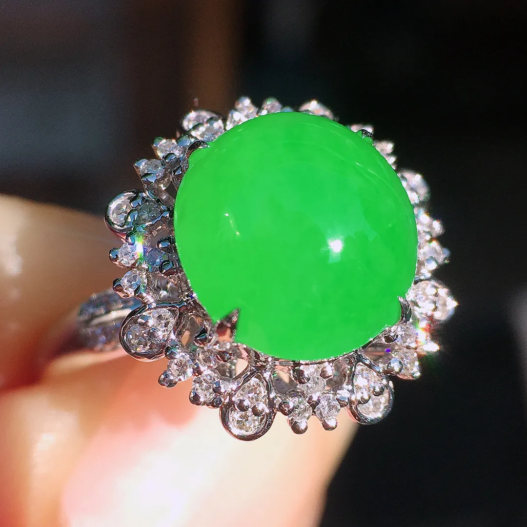 阳绿蛋面戒指，色泽均匀艳丽，玉质细腻，荧光感超
强，饱满圆润，尽显优雅气质，18k
金豪华镶嵌