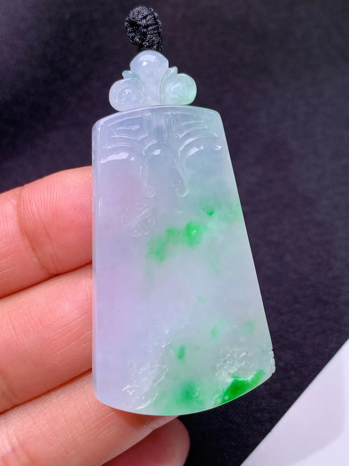 冰飘绿无事牌，冰润色阳，玉质细腻，种水足 尺寸43.6*26.4*5.1