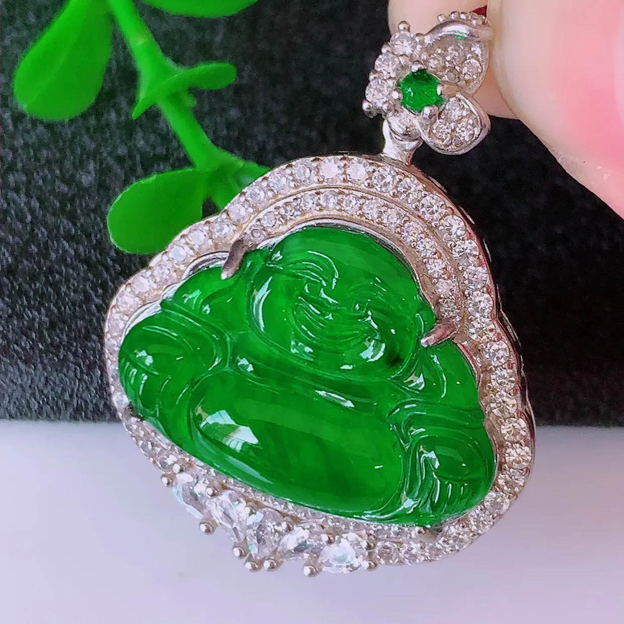 冰透满绿翡翠925银镶嵌佛公吊坠，自然光实拍，翠色灵动，颜色漂亮，种老水足，品相佳，佩戴佳品！#97.27整体31.5-24.2*9.2裸裸20*15