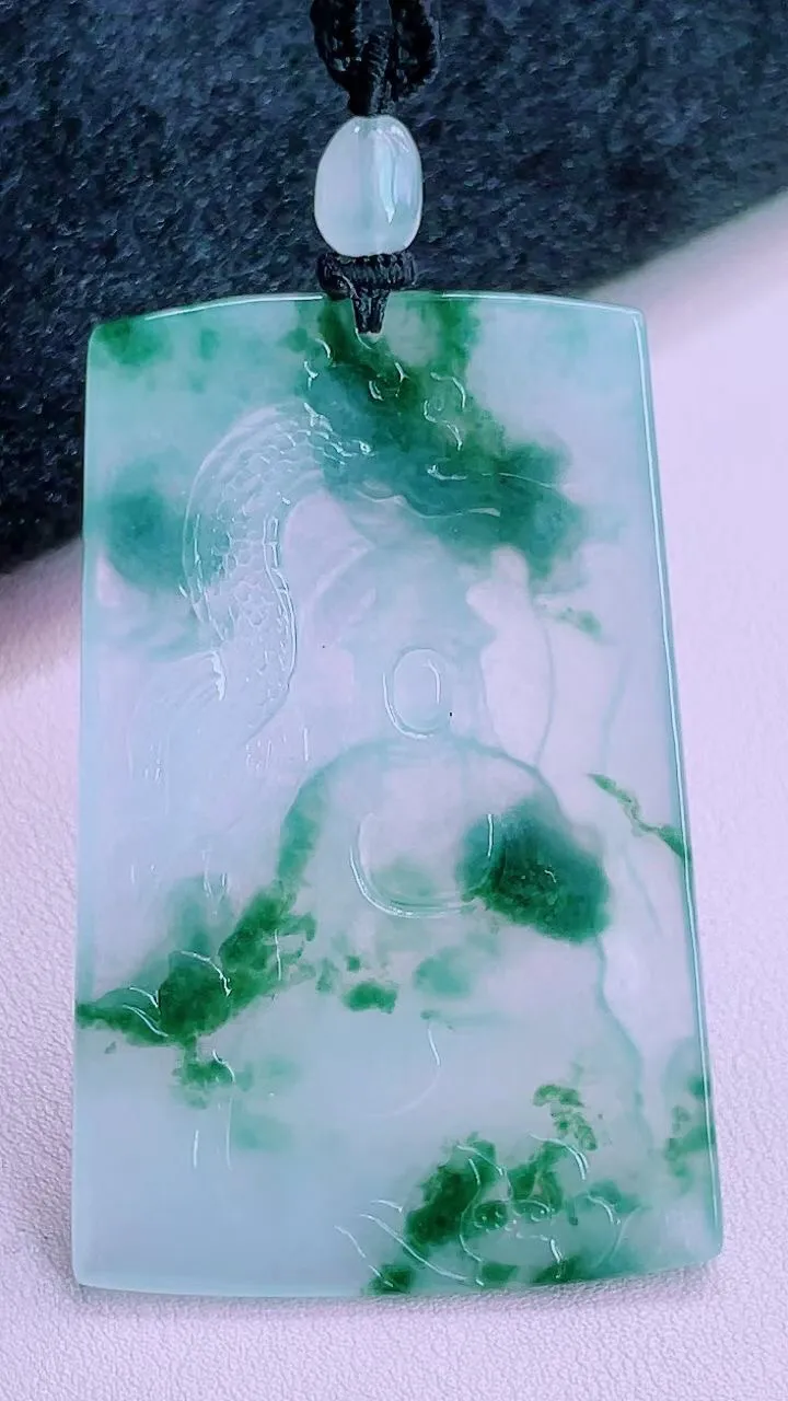 【翡翠名称】老坑种冰飘花素衣观音翡翠大挂件
【翡翠尺寸】69.3/45.3/5.5mm
【翡翠描述】宝贝种老水足，玉质细腻，色泽靓丽，性价比高，佩戴效果好！
【其它赠送】权威证书/精美挂绳/盒子/支持全国复检(七天无理由退换货买家只须付来回邮费即可）