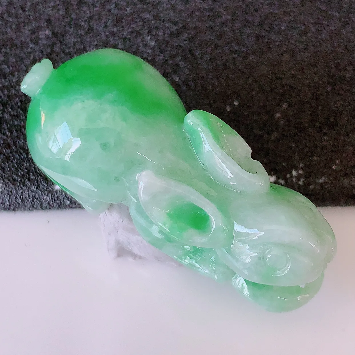 自然光实拍，冰润飘绿翡翠生肖兔吊坠，翠色灵动，种老水足，寓意好，品相佳，佩戴佳品！#87.27