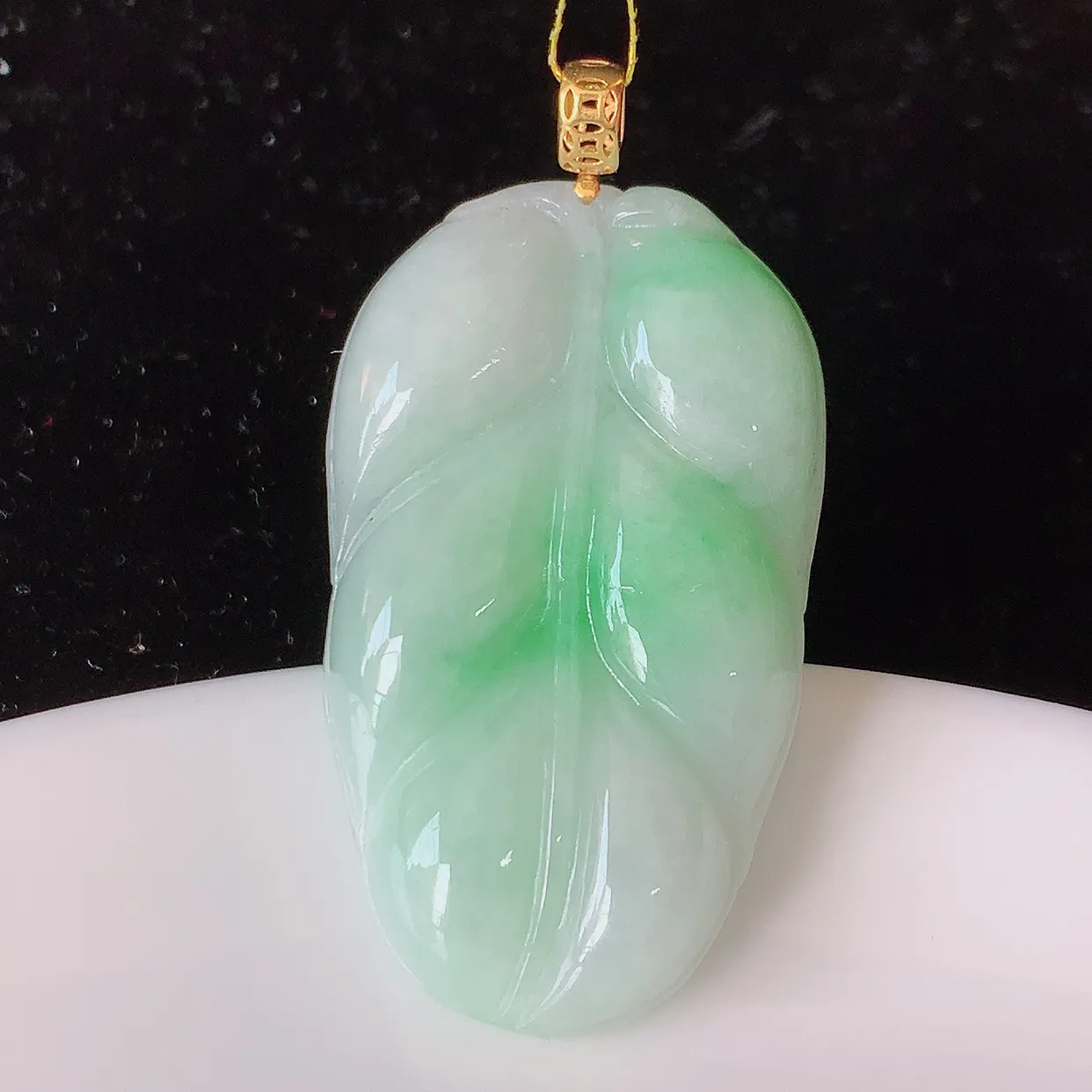 18K金镶嵌飘绿翡翠叶子吊坠 ，种水足，色泽清新，工艺精湛，叶子寓意美好；金枝玉叶，事业有成。#35.27