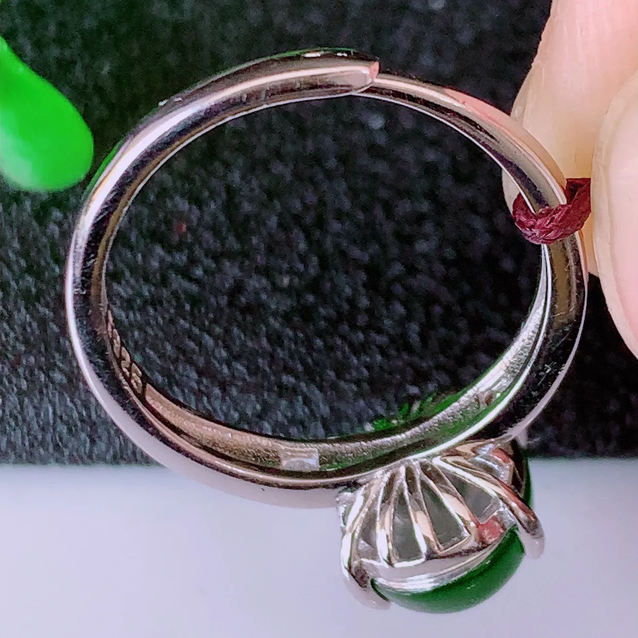 冰透满绿翡翠925银镶嵌戒指，自然光实拍，翠色灵动，颜色漂亮，种老水足，品相佳，佩戴佳品！#97.27（圈口可调大小）整体25*17.2*6.8裸裸10*8