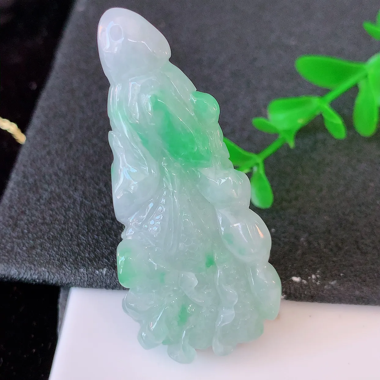 自然光实拍，冰润飘绿翡翠招百财白菜吊坠，百财聚来，财源滚滚，色泽鲜艳，精工水润的白菜，性价比高！#57.25