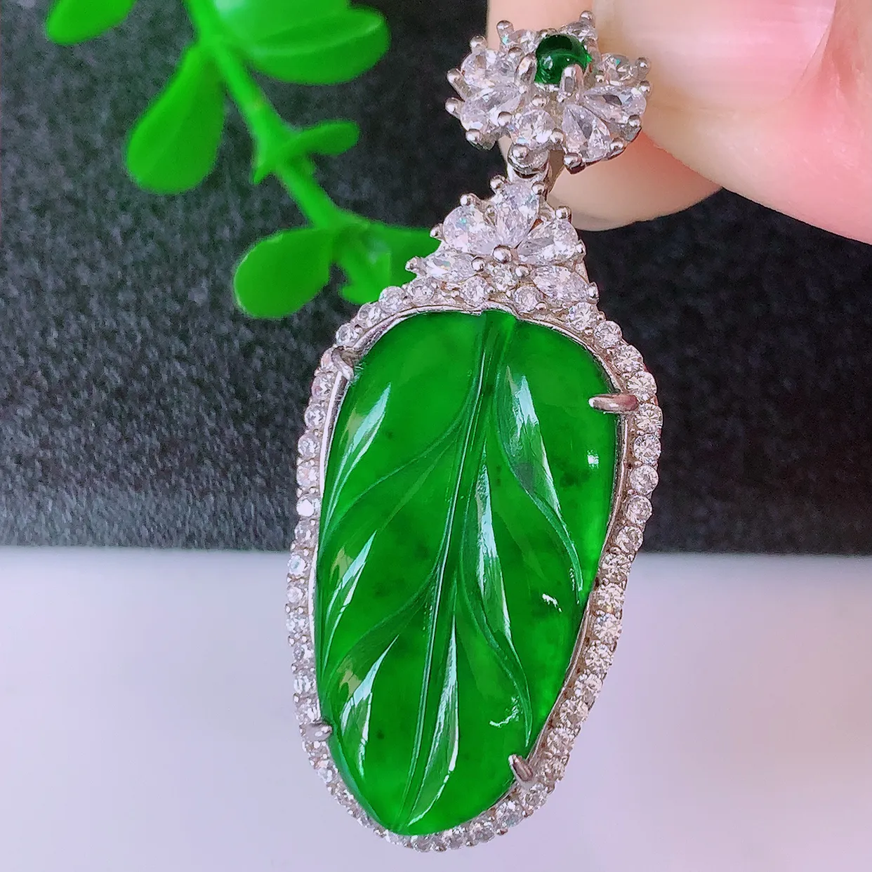 冰透满绿翡翠925银镶嵌叶子吊坠，自然光实拍，翠色灵动，颜色漂亮，种老水足，品相佳，佩戴佳品！#97