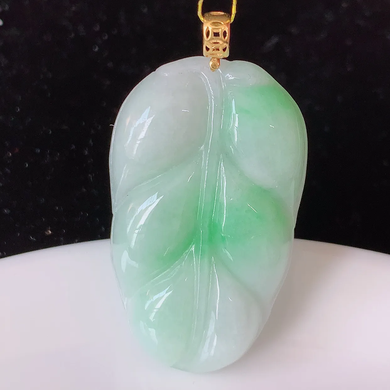 18K金镶嵌飘绿翡翠叶子吊坠 ，种水足，色泽清新，工艺精湛，叶子寓意美好；金枝玉叶，事业有成。#35.27