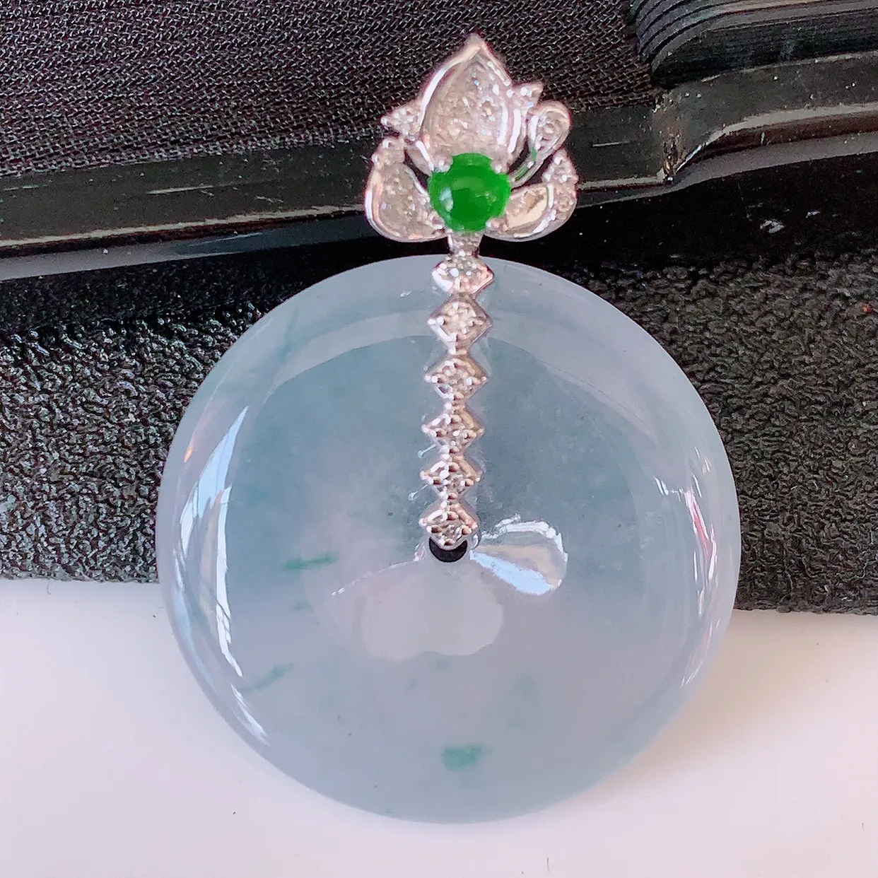 自然光实拍，18K金镶嵌冰种飘花翡翠平安扣吊坠，玉扣，冰润光泽，寓意平平安安，平安扣佩戴时尚漂亮！#00.25整体29*21.5-6.2裸石21.5*21.5