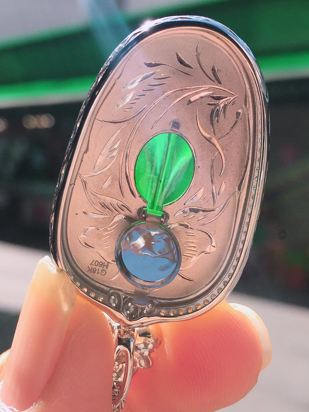 阳绿玉叶吊坠，色泽均匀艳丽，玉质细腻，荧光感超
强，饱满圆润，尽显优雅气质，18k
金豪华镶嵌