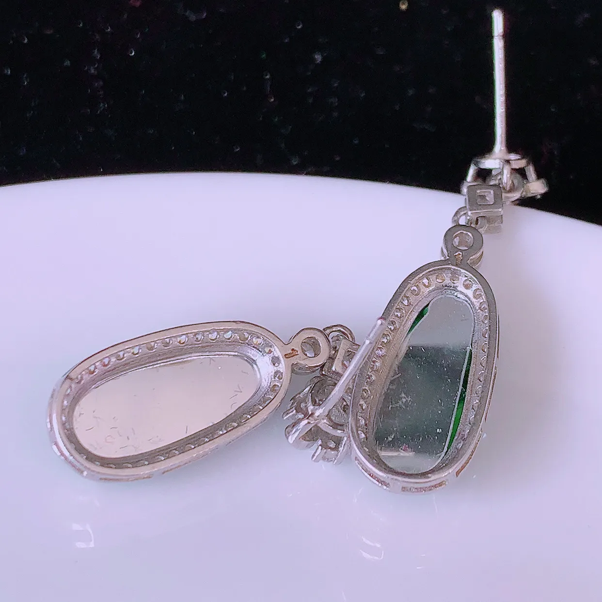 冰透满绿翡翠925银镶嵌福豆耳坠，自然光实拍，翠色灵动，颜色漂亮，种老水足，品相佳，佩戴佳品！#97.27整体31*9*5.2裸裸14.5*6.5