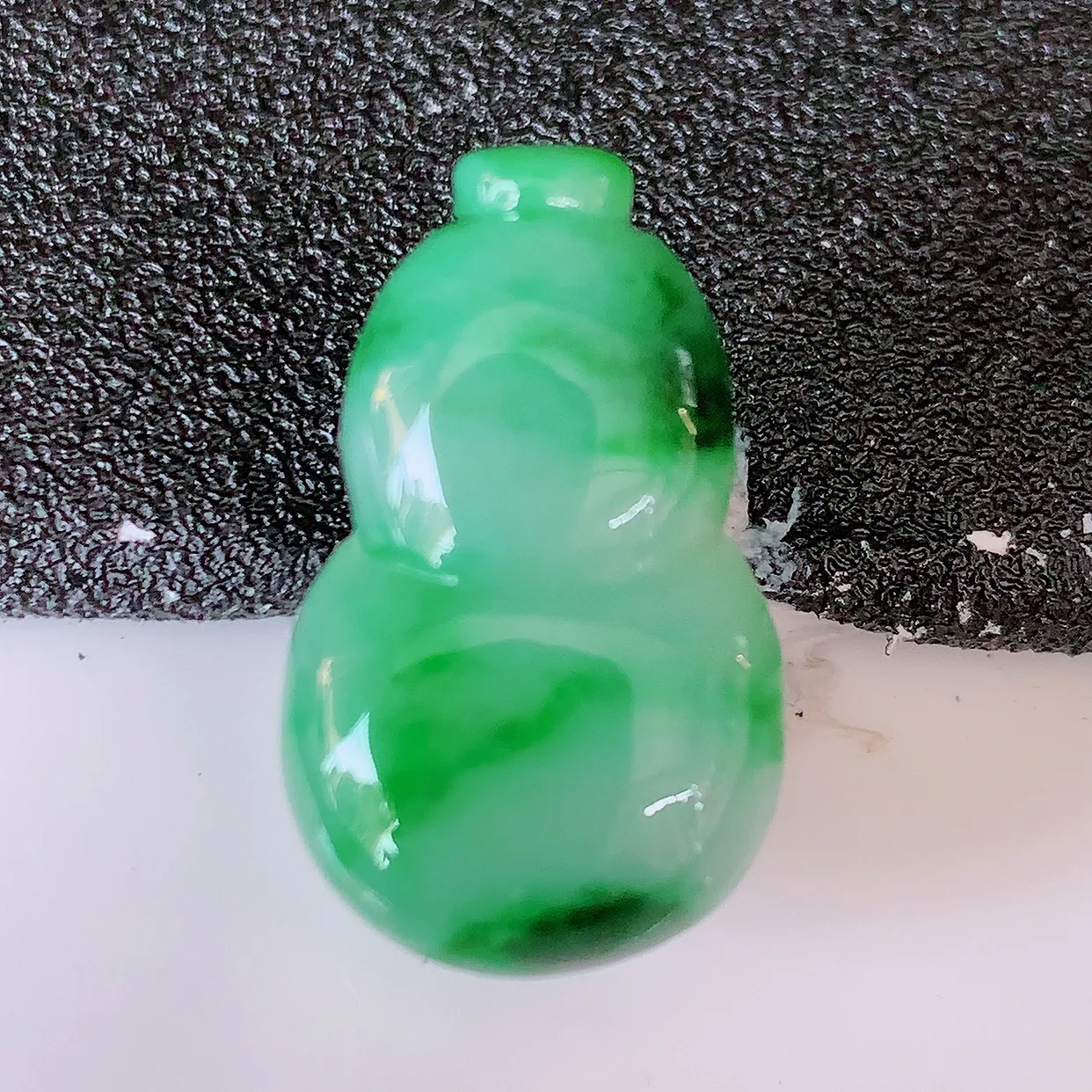 自然光实拍，水润飘绿翡翠葫芦蛋面，翠色灵动，玉质细腻，颜色漂亮，品相佳，佩戴佳品！#05.27