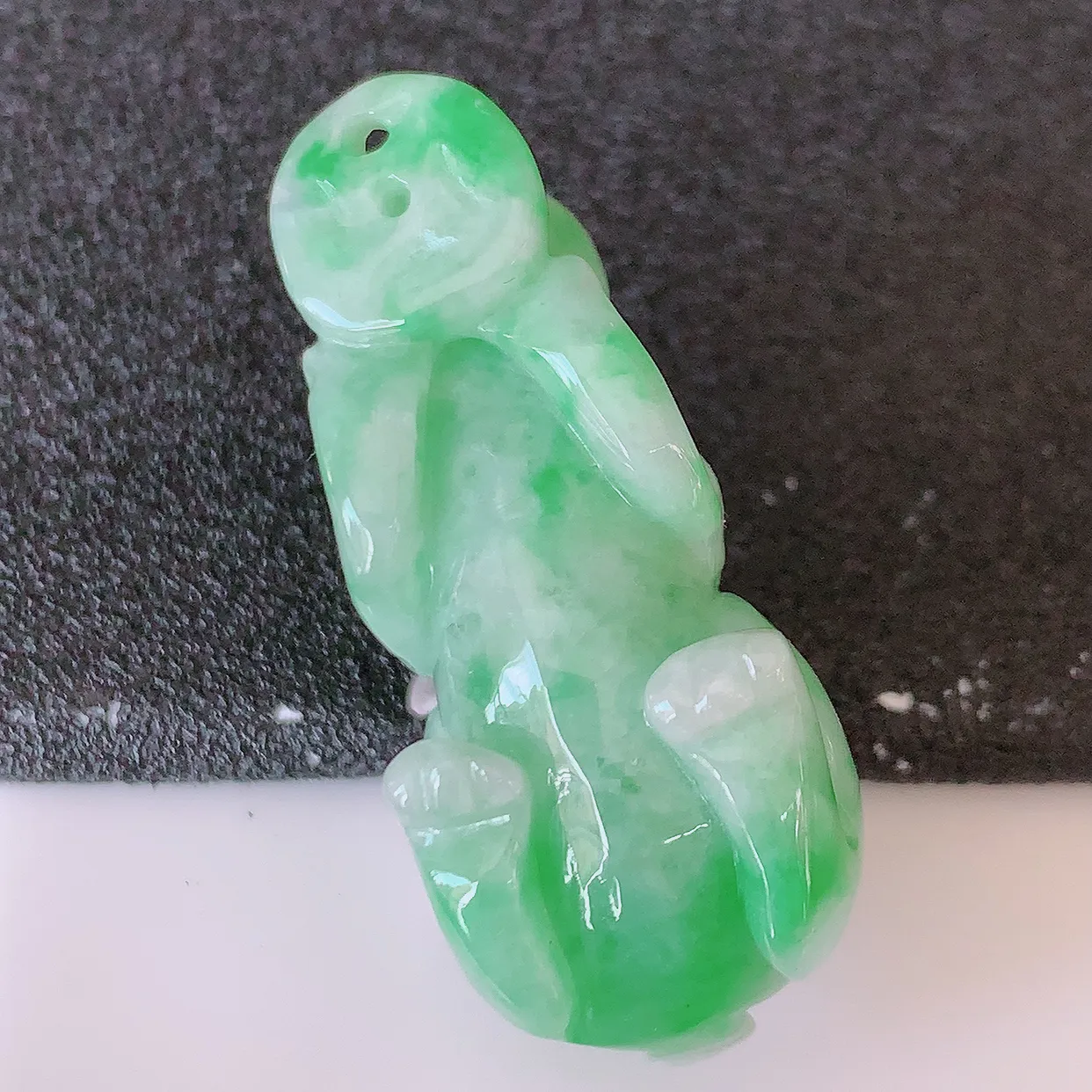 自然光实拍，冰润飘绿翡翠生肖兔吊坠，翠色灵动，种老水足，寓意好，品相佳，佩戴佳品！#87.27