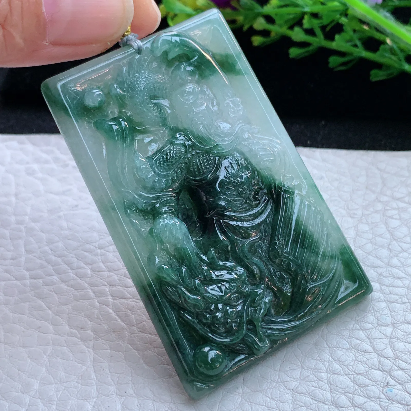 rp自然光65.2*42.6*6.8缅甸翡翠精雕冰飘花御龙关公玉吊坠 玉挂件