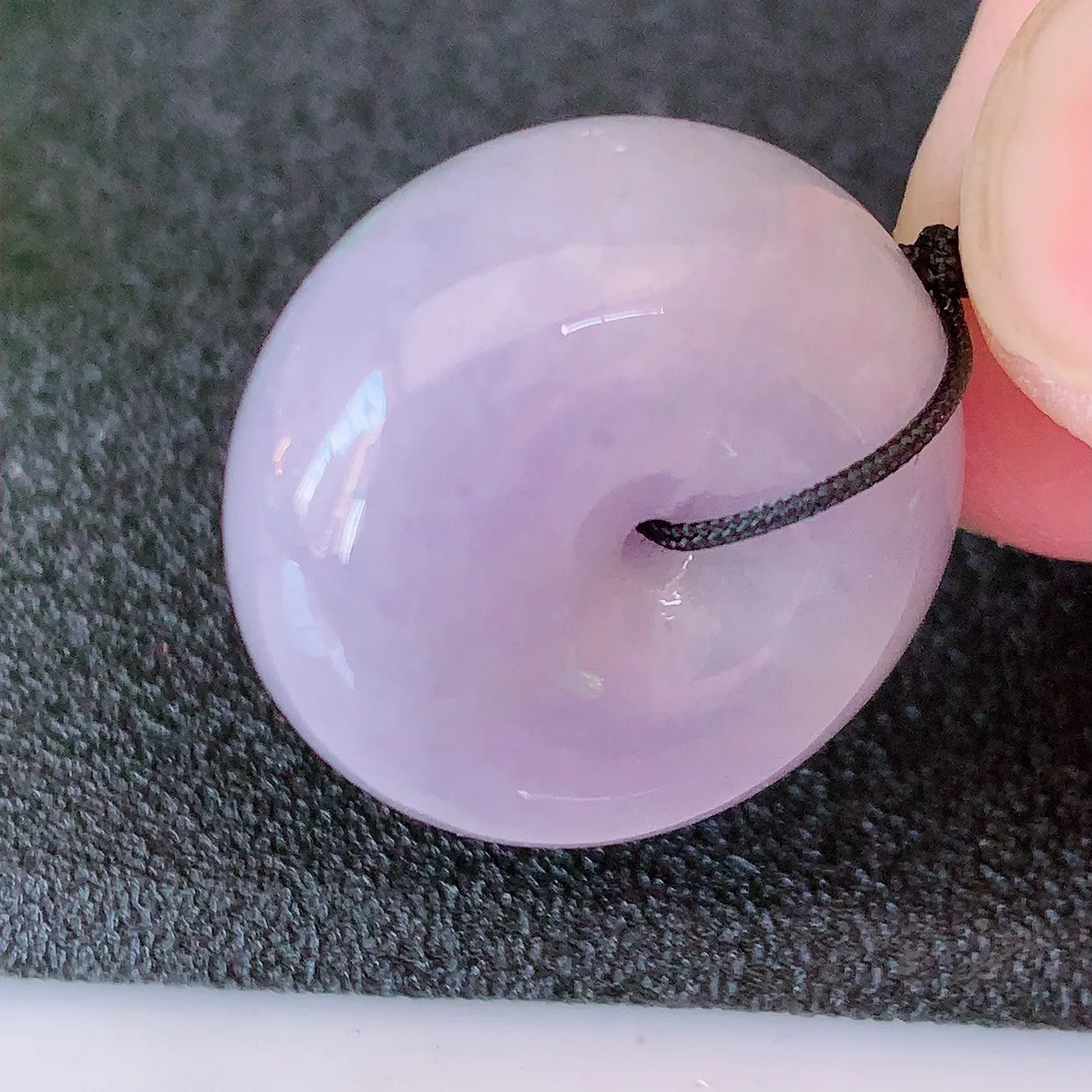 自然光实拍，冰润紫罗兰翡翠平安扣吊坠，形体饱满圆润，平安扣肥嘟嘟的，平平安安，种水很好，配戴精美！#41.25