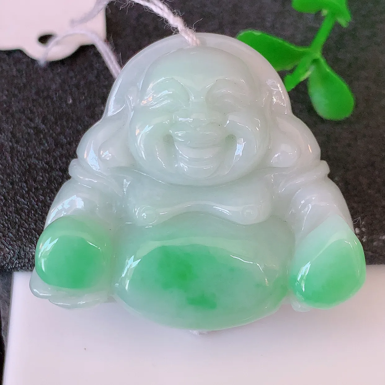 自然光实拍，冰润飘绿翡翠佛公吊坠，饱满， 佛公亦保平安，寓意有福（佛公）相伴，品相佳，配戴优雅迷人！#46.25