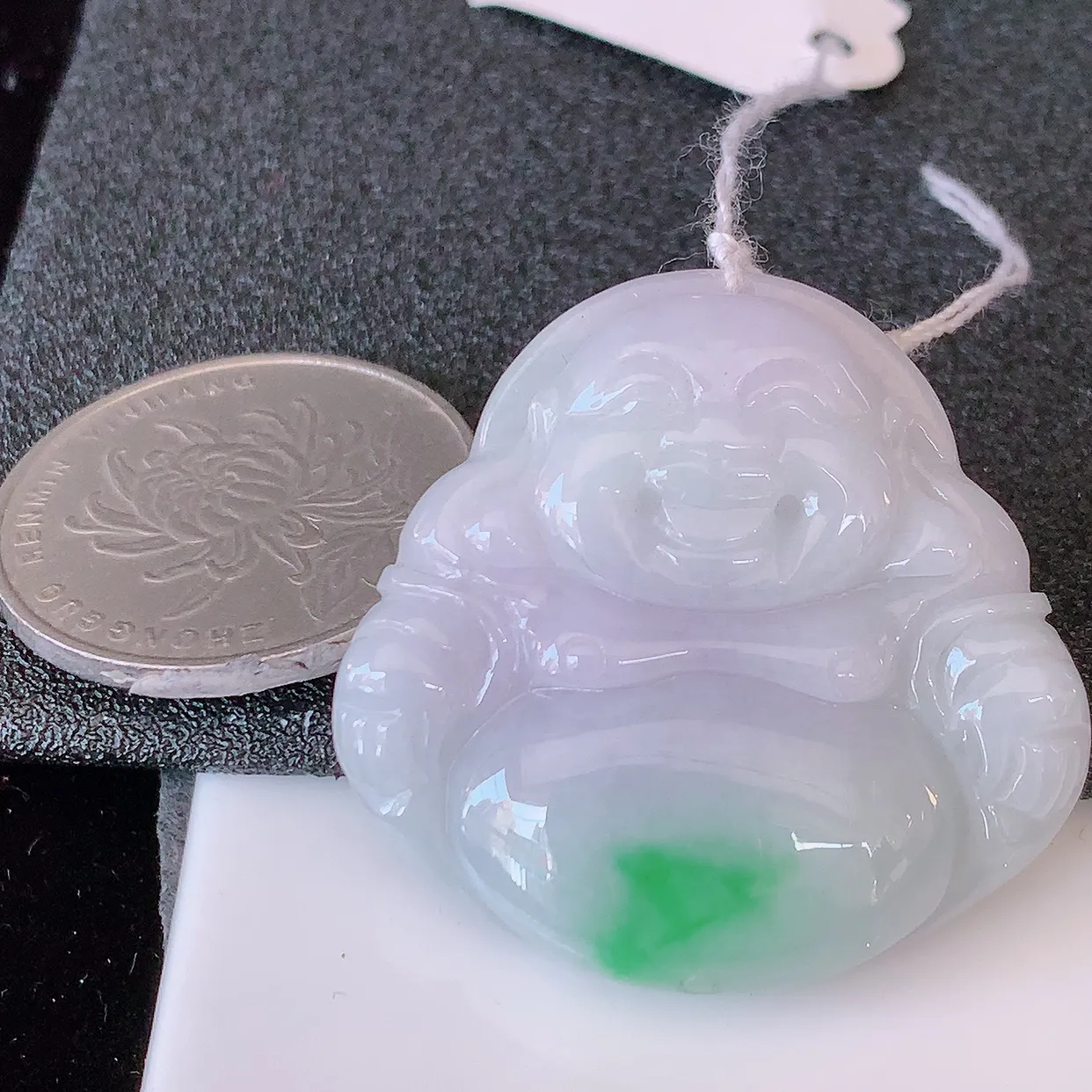 自然光实拍，冰润飘绿佛公翡翠吊坠，饱满， 佛公亦保平安，寓意有福（佛公）相伴，品相佳，配戴优雅迷人！#46.25