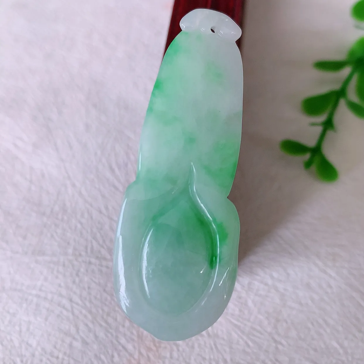 自然光实拍，冰润飘绿翡翠玉兰花吊坠，种老水足，雕工精湛 ，寓意美好，佩戴时尚出众！#57.27