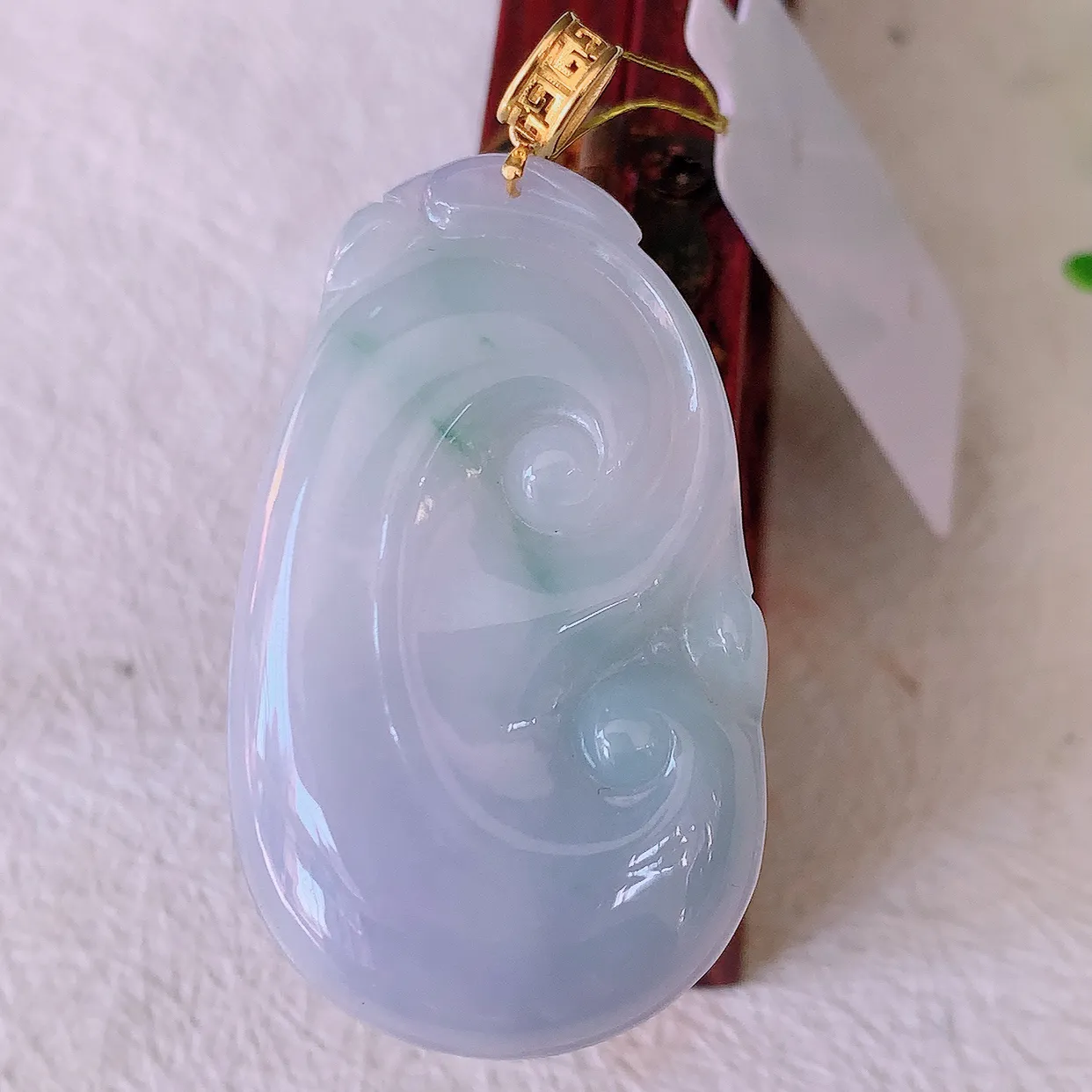 18k金镶嵌冰润春带彩翡翠如意吊坠，沁人心脾，精致典雅的设计，为佩戴者，增添色彩，送礼自留都是佳品选择！#35.25整体44.2裸裸38.5*23*5.6