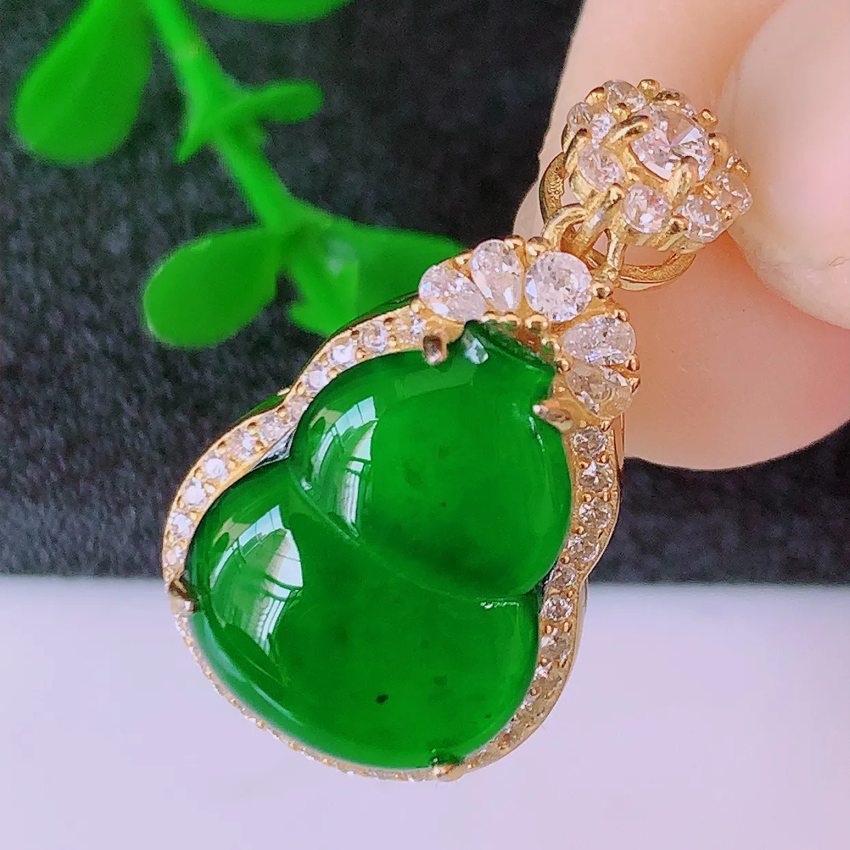 冰透满绿翡翠925银镶嵌葫芦吊坠，自然光实拍，翠色灵动，颜色漂亮，种老水足，品相佳，佩戴佳品！#97.27整体26.5*15*9.6裸石16.5*12