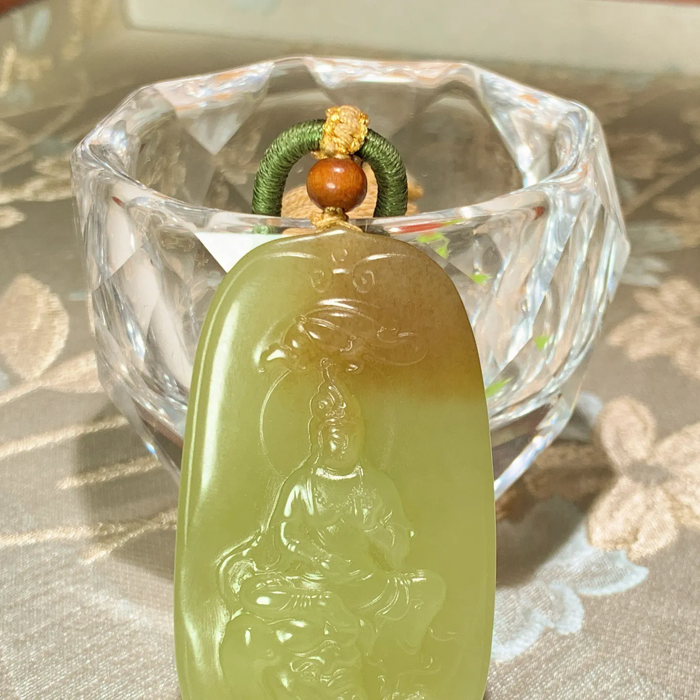 新疆若羌黄口料普贤菩萨牌子挂件。尺寸54/30/11重39.5克。玉质细腻油润。手推出油。佩戴高端典雅。lt251127