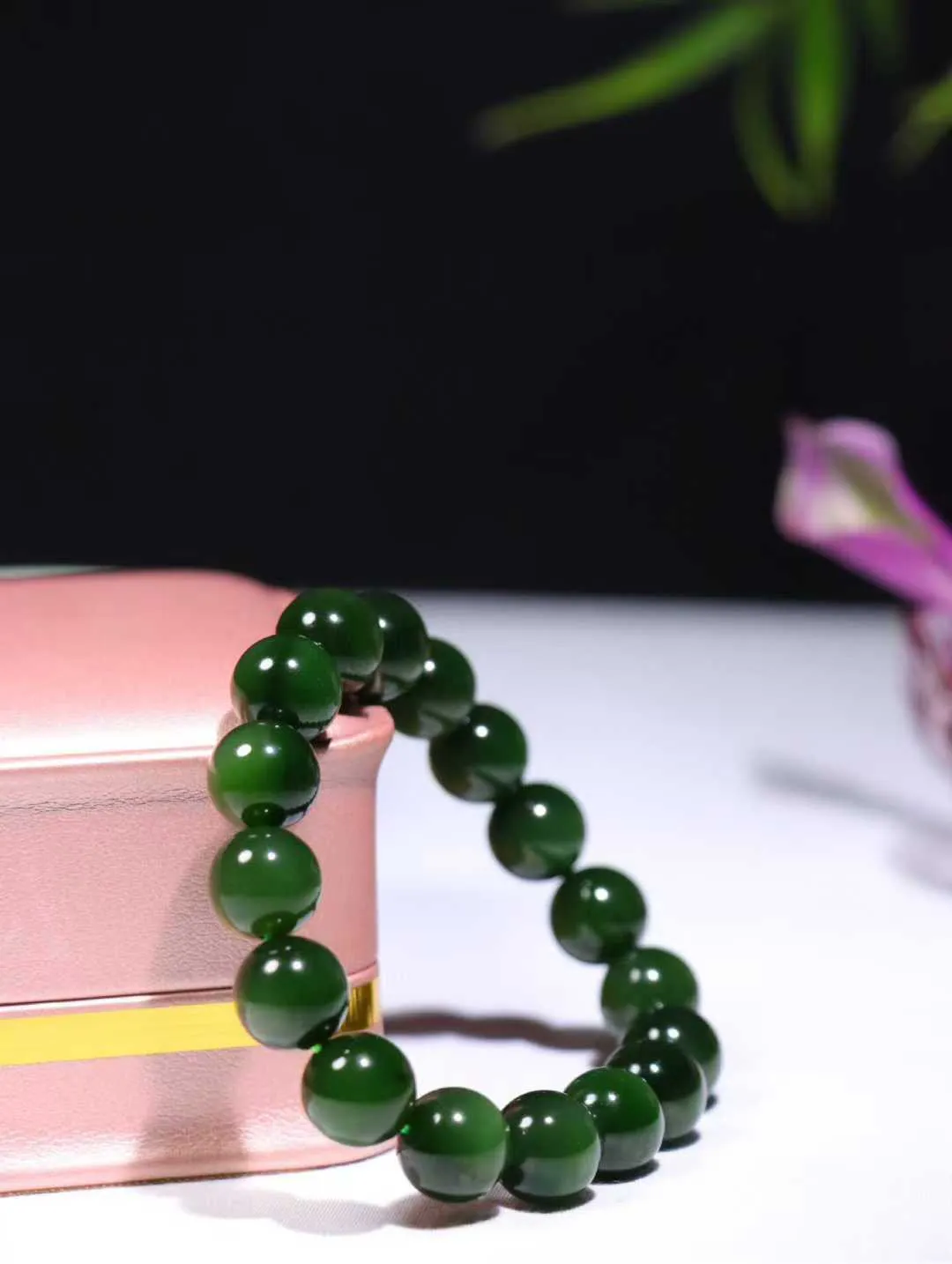 【珠圆玉润】

精品和田玉碧玉手串 红皮老料，深绿色，玉质温润细腻  整串打磨圆润，佩戴舒适。珠珠落玉盘，间关莺语花底滑，一生美好时光，无论身在何处，都有它相伴相守。事事顺遂，幸福美满，吉祥如意。
重44.8克   尺寸取一11.7mm  FS178212081250O