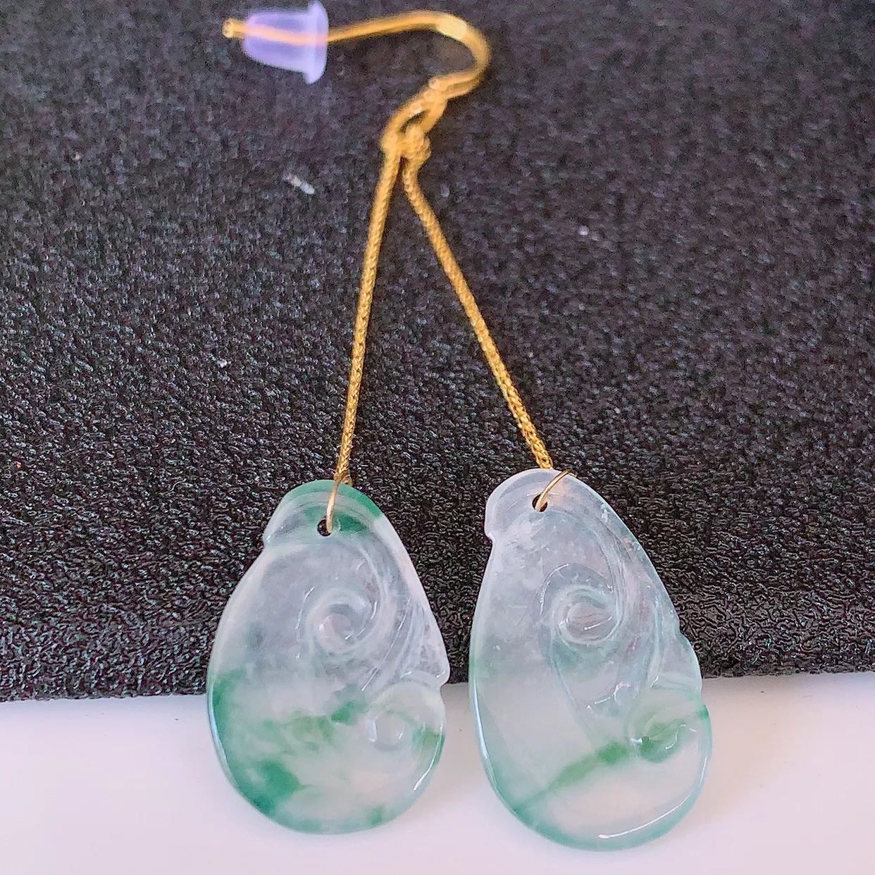 18k金镶嵌冰种飘花翡翠如意耳坠，沁人心脾，耳坠佩戴效果大气出众，尽显气质。种水好，胶感足，颜相当漂亮，高性价比，值得入手品鉴！#41.25整体60.5裸石17.5-10.5-2.5