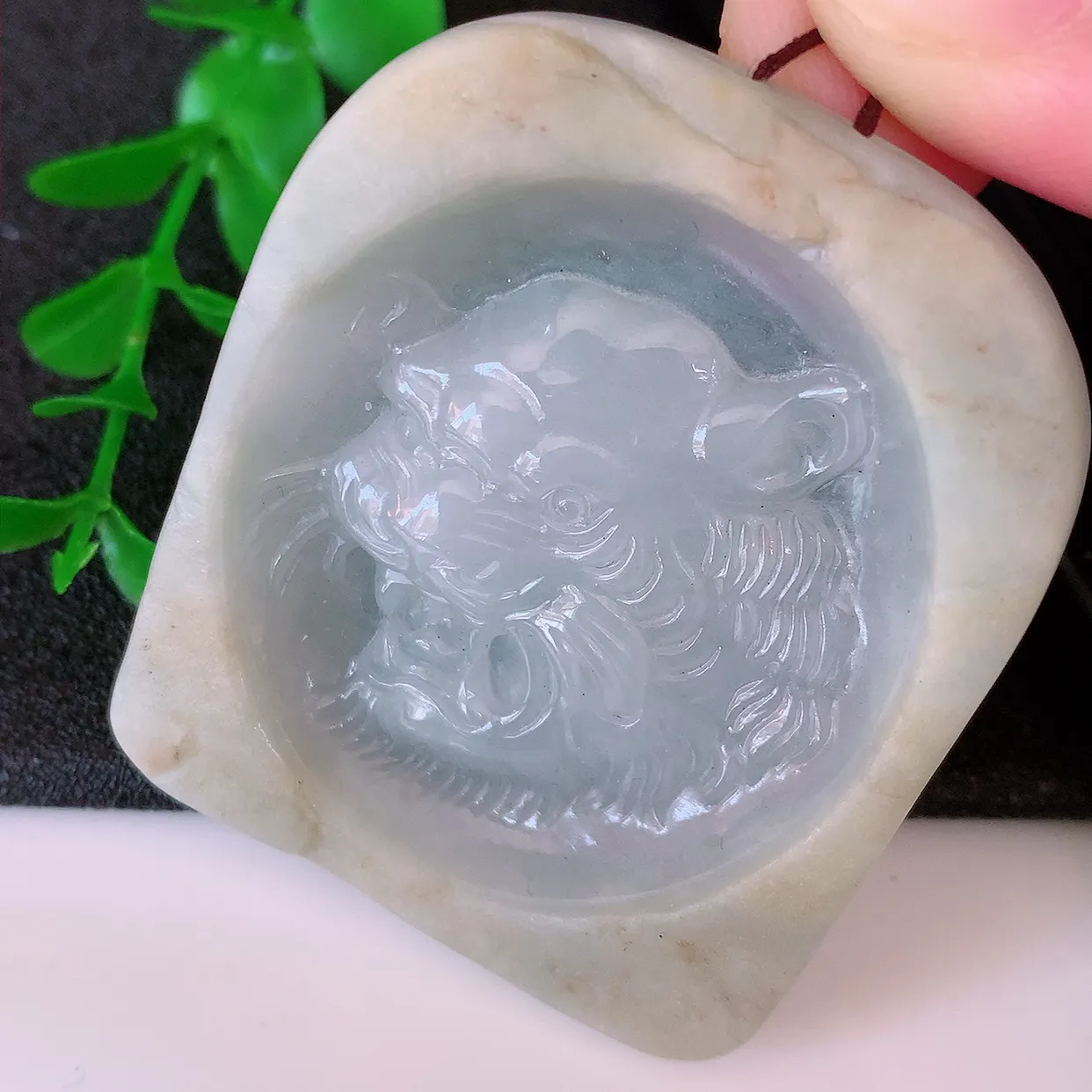 自然光实拍，冰胶翡翠生肖虎牌吊坠，种老水足，雕工精湛 ，寓意美好，佩戴时尚出众！#60.25