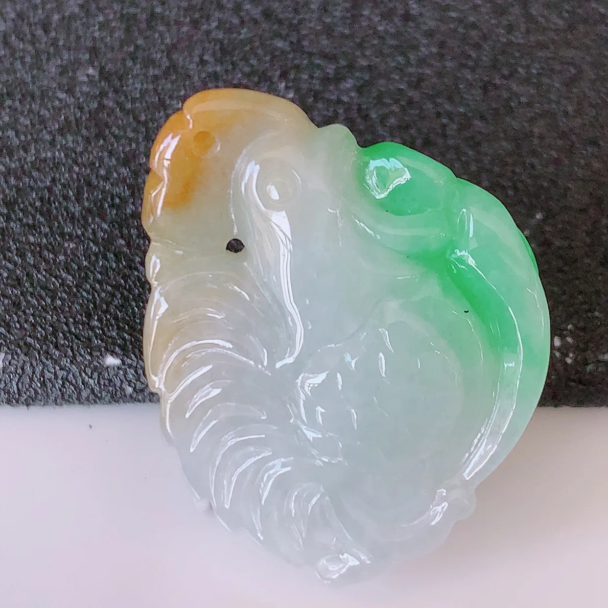 自然光实拍，冰润黄加绿翡翠生肖鸡吊坠，种老水足，雕工精湛 ，寓意美好，佩戴时尚出众！#87.27