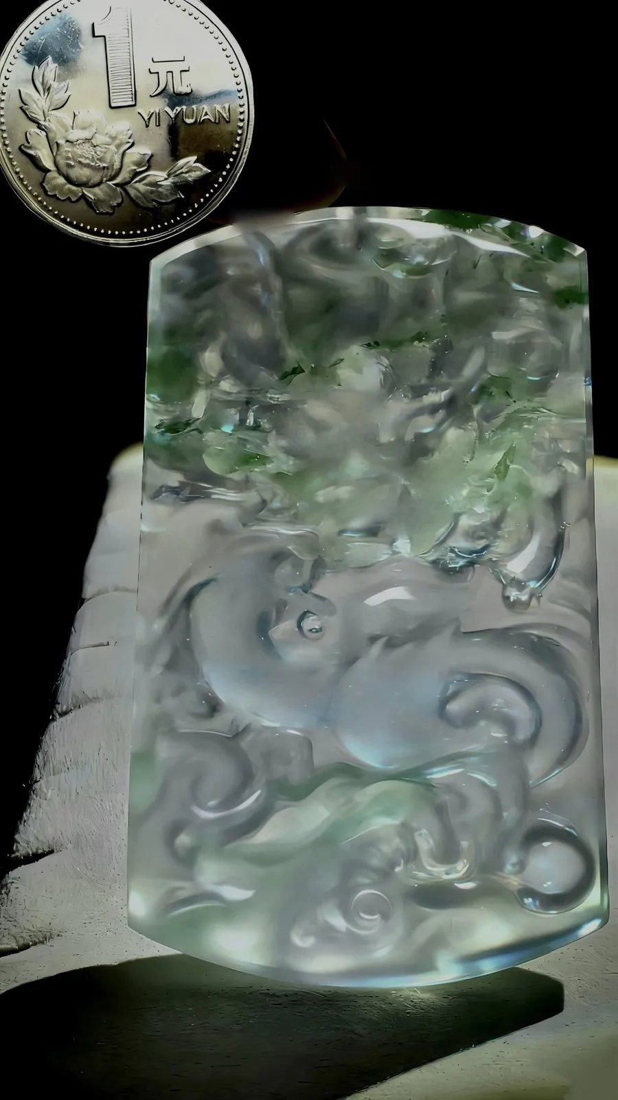 【盛世龙腾·神龙护主】，高品质龙牌，
经鼎玉雕艺术作品，63-40-7mm，39g，