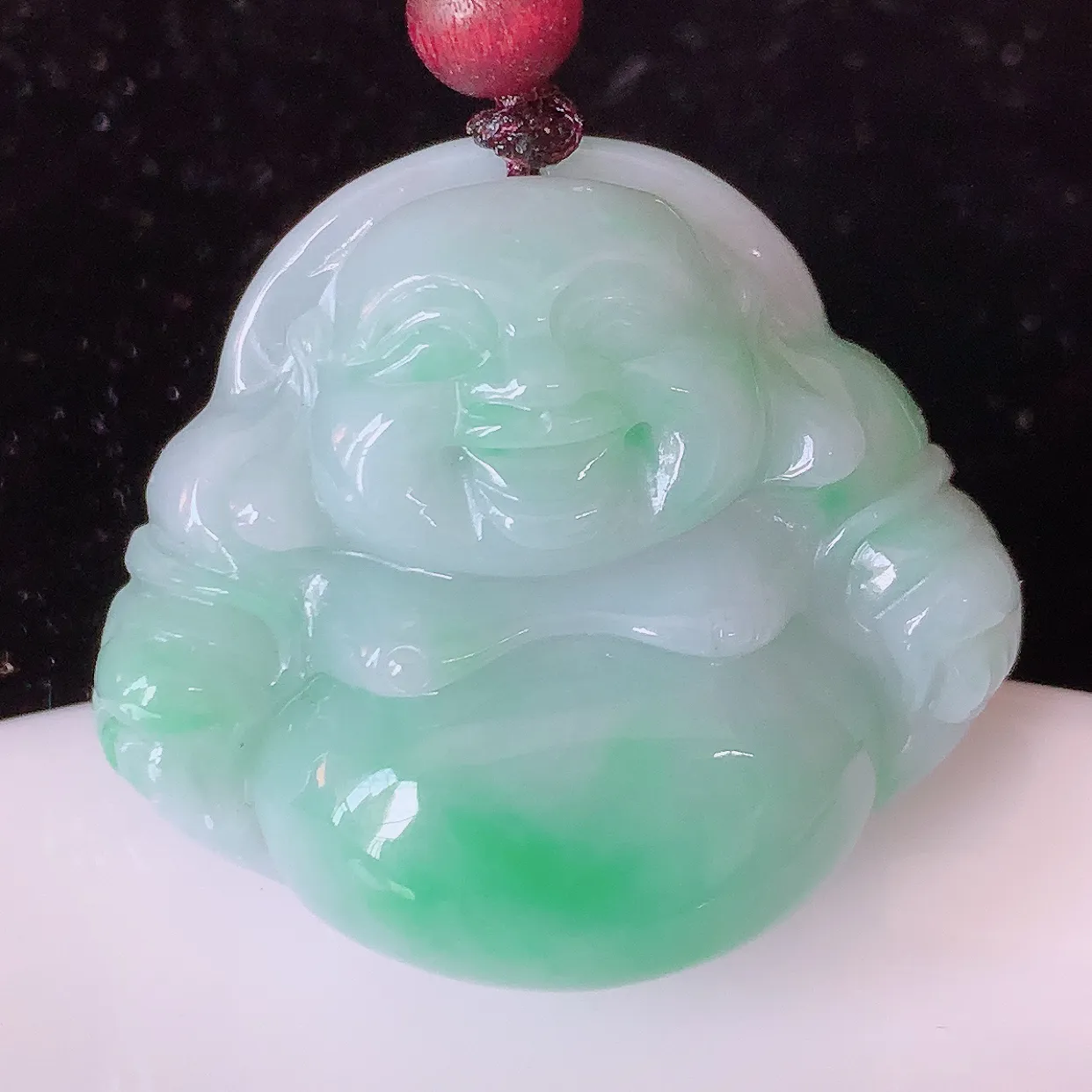 自然光实拍，冰润飘绿佛公吊坠，翡翠开心笑佛，种老水足，颜色漂亮，立体饱满圆润，佩戴效果赞#46.27