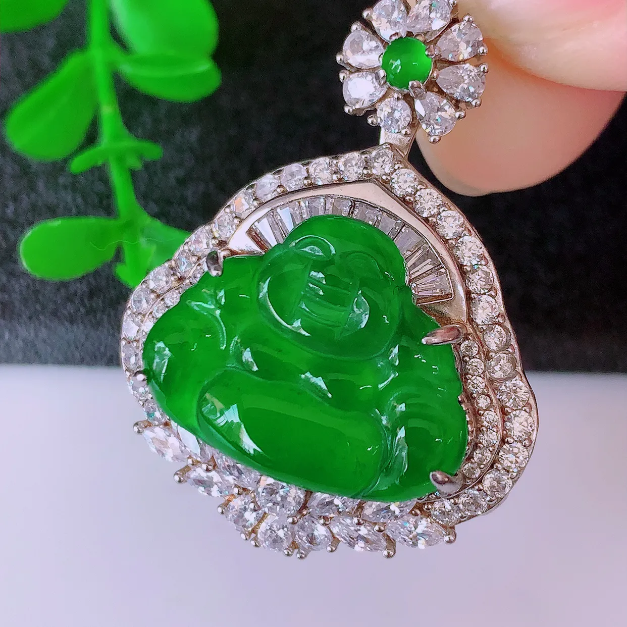 冰透满绿翡翠925银镶嵌佛公吊坠，自然光实拍，翠色灵动，颜色漂亮，种老水足，品相佳，佩戴佳品！#97.27整体33.5*26.5*12.8裸裸20/15.5