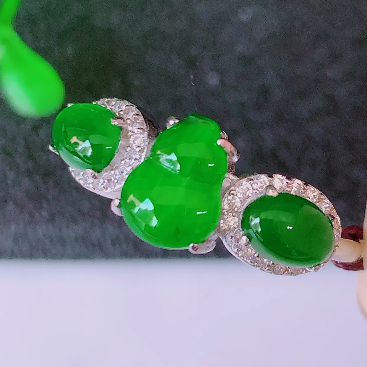 冰透满绿翡翠925银镶嵌葫芦戒指，自然光实拍，翠色灵动，颜色漂亮，种老水足，品相佳，佩戴佳品！#97.27（圈口可调大小）整体25*17.5-4.8裸石8*6