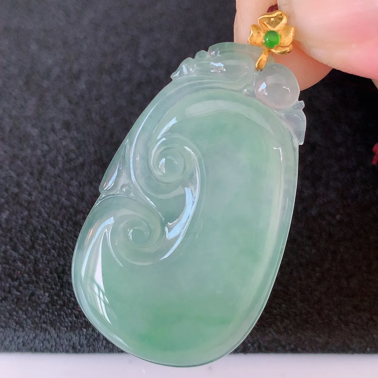 18K金镶嵌冰种飘花翡翠如意吊坠，简单的镶嵌设计、让玉坠百搭又精致，寓意着吉祥，事事如意！#41.2