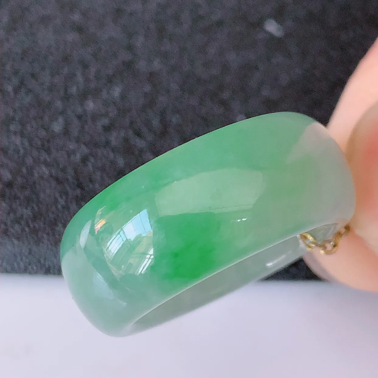 自然光实拍，17.2mm内径冰飘绿翡翠指环，玉戒指，玉质莹润，好精美好冰润的指环，15圈口，上手纤巧！#87.27尺寸17.2*9*3.6