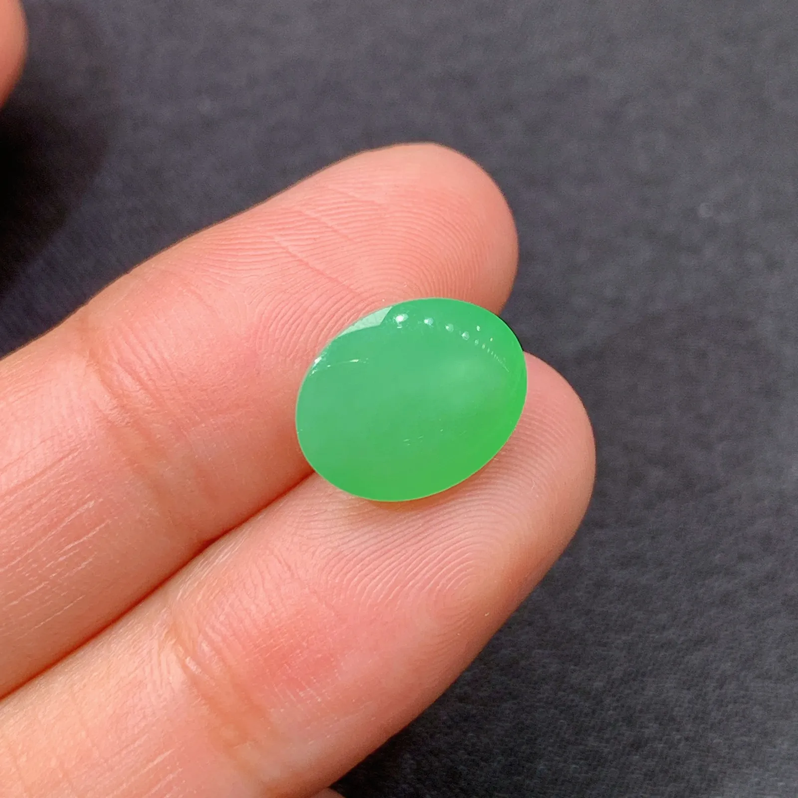 阳绿蛋面，镶嵌佳品，冰润色阳，种水足 尺寸11.6*9.3*6.2