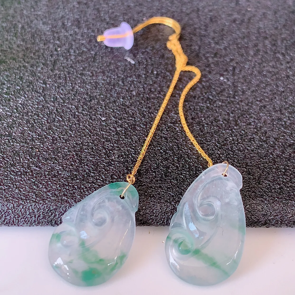 18k金镶嵌冰种飘花翡翠如意耳坠，沁人心脾，耳坠佩戴效果大气出众，尽显气质。种水好，胶感足，颜相当漂亮，高性价比，值得入手品鉴！#41.25整体60.5裸石17.5-10.5-2.5