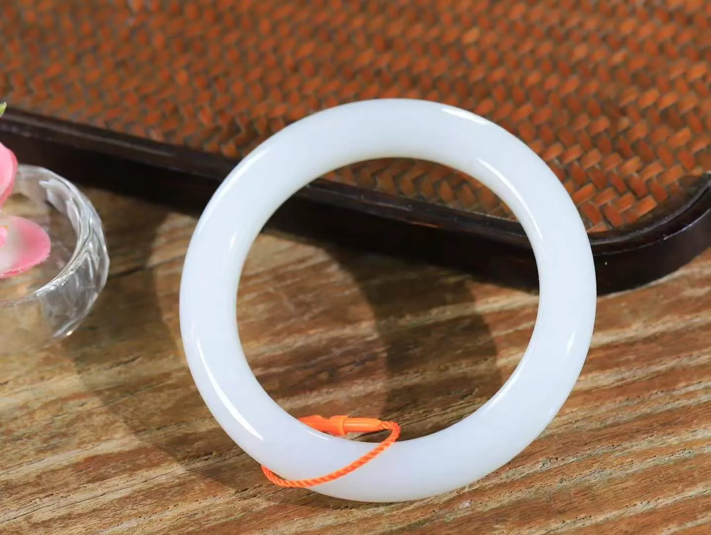 【婉约佳人.手镯】

精品和田玉白玉手镯 玉质温润细腻 油性十足 手感舒适，高华雅逸，线条流畅，简约大气，美自天成，素雅高贵。佩戴于腕间，婉约之美，举手投足间透出那份低调奢华。重68.28克 内径58.5mm  尺寸12.2-10.8mm   FDL-111152833