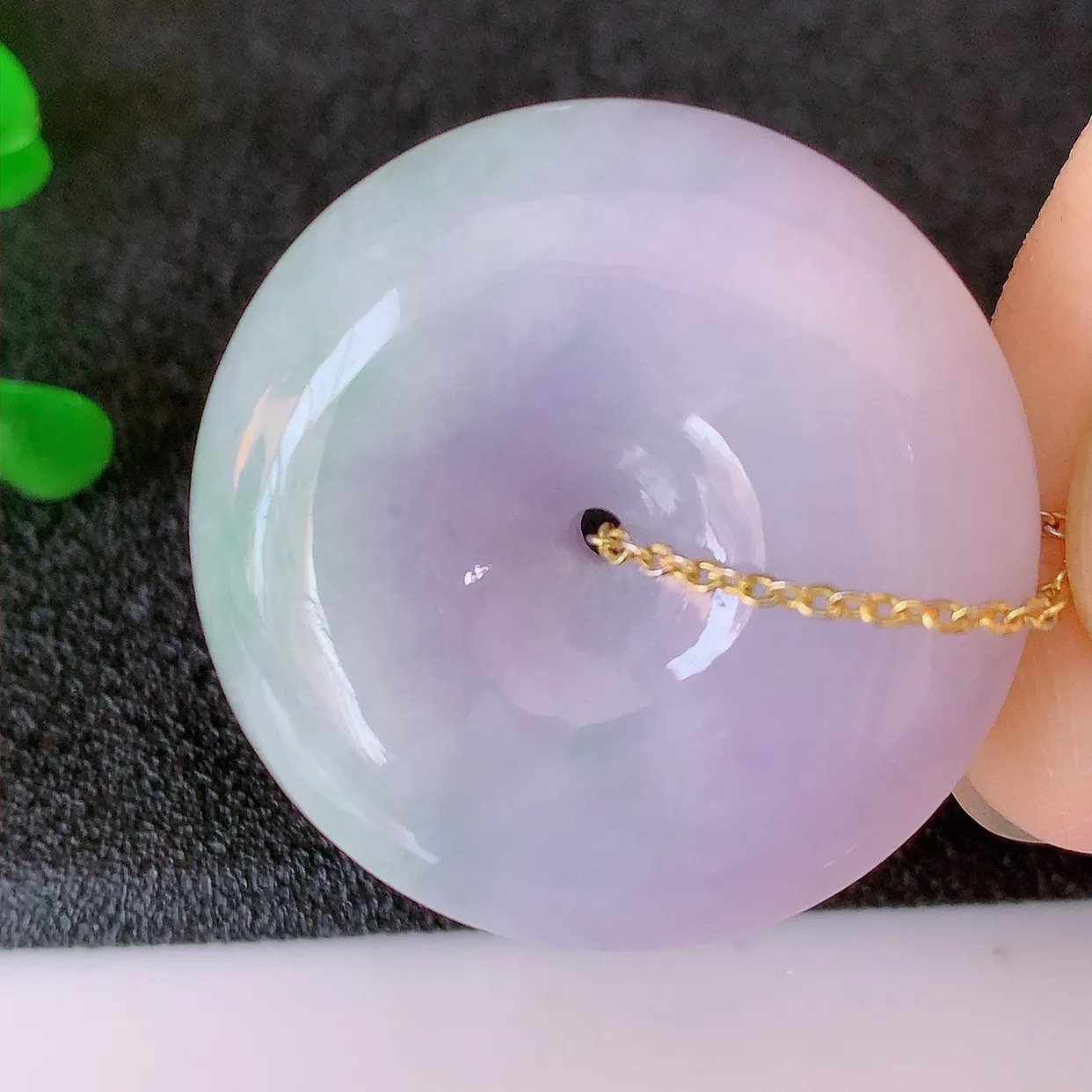 自然光实拍，冰润春带彩翡翠平安扣吊坠，玉扣，平安是福；很美的料子，平安扣佩戴优雅迷人！#05.27