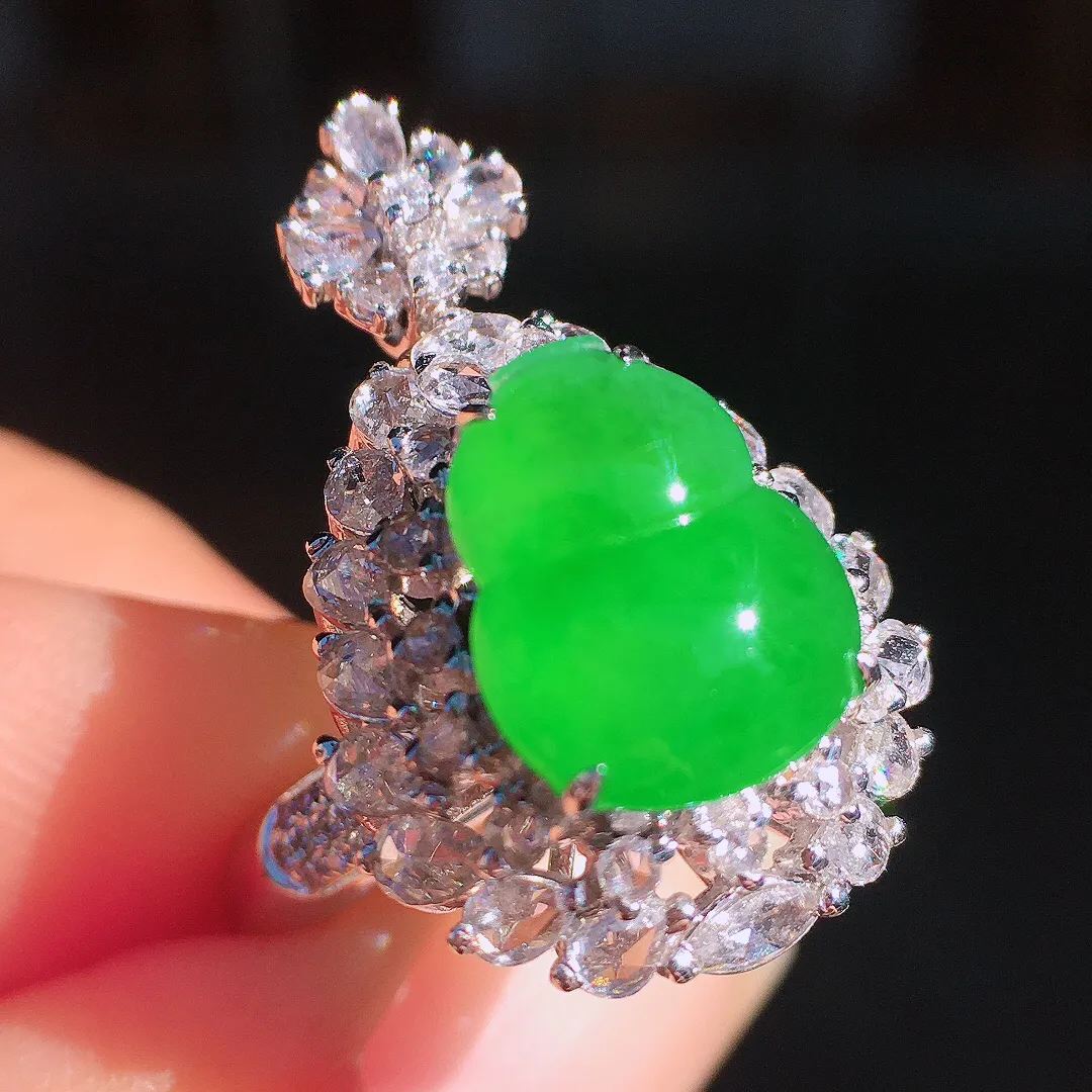 阳绿葫芦戒指/吊坠两用款，色泽均匀艳丽，玉质细腻，荧光感超
强，饱满圆润，尽显优雅气质，18k
金豪华镶嵌