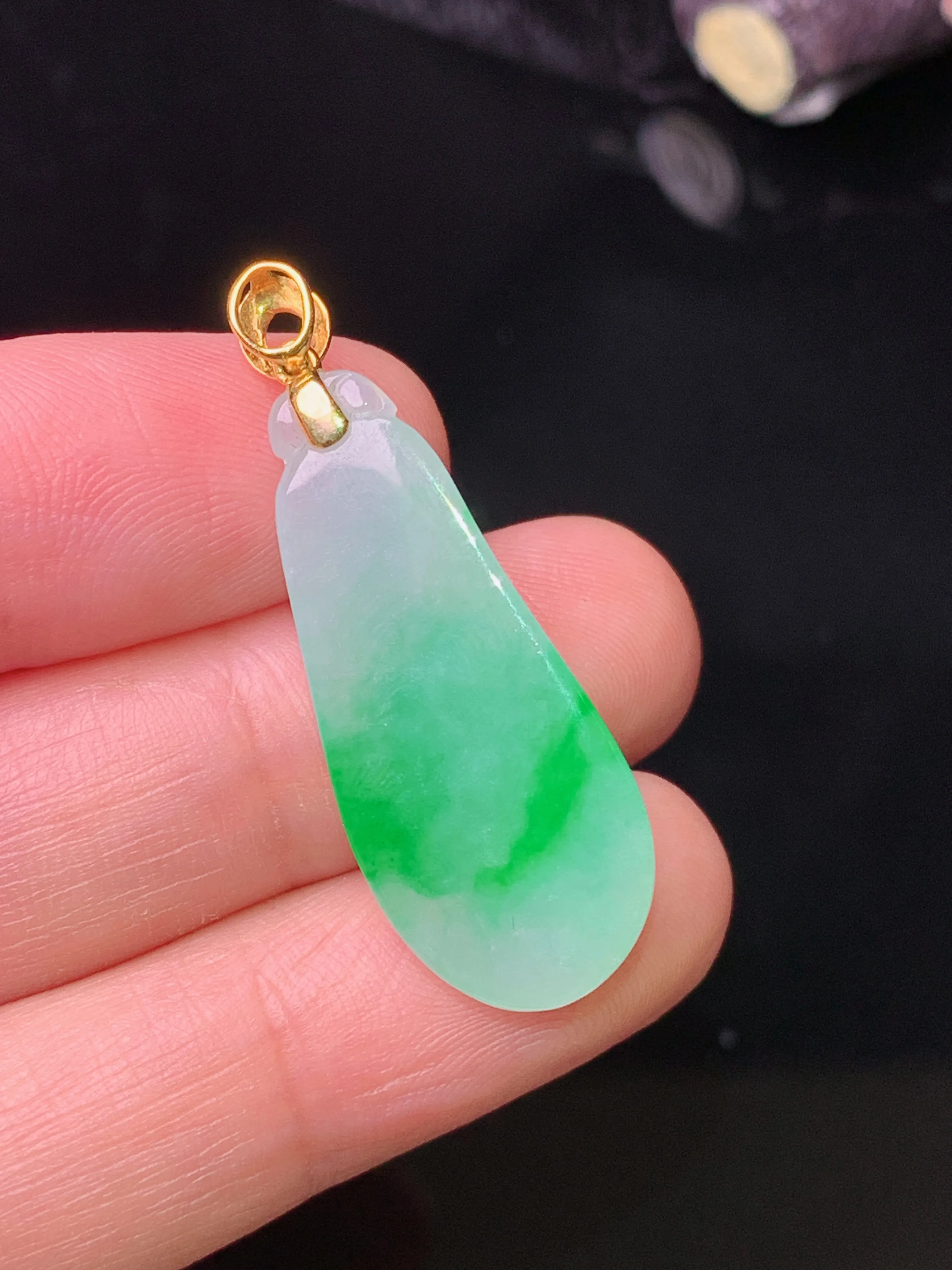18k金钻镶嵌飘绿福瓜吊坠 玉质细腻 色泽艳丽清新 整体尺寸35.6*12.6*6
