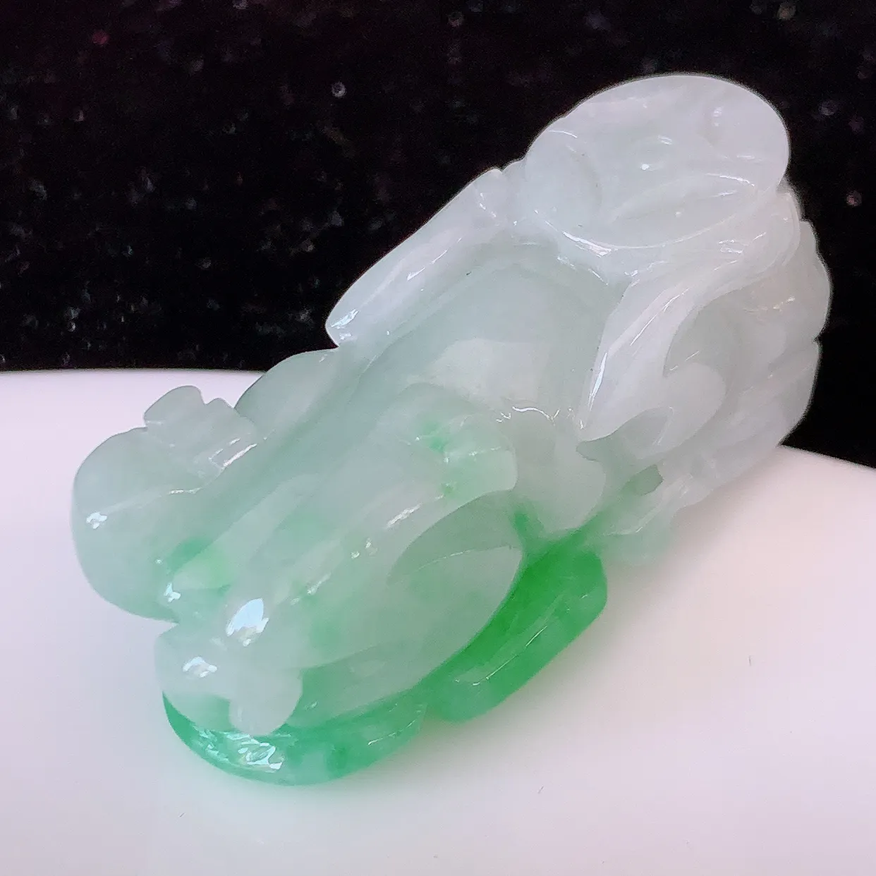 自然光实拍，水润飘绿招财貔貅吊坠，民间有“一摸貔貅运程旺盛，再摸貔貅财运滚滚，三摸貔貅平步青云 ”的美好祝愿。#81.25