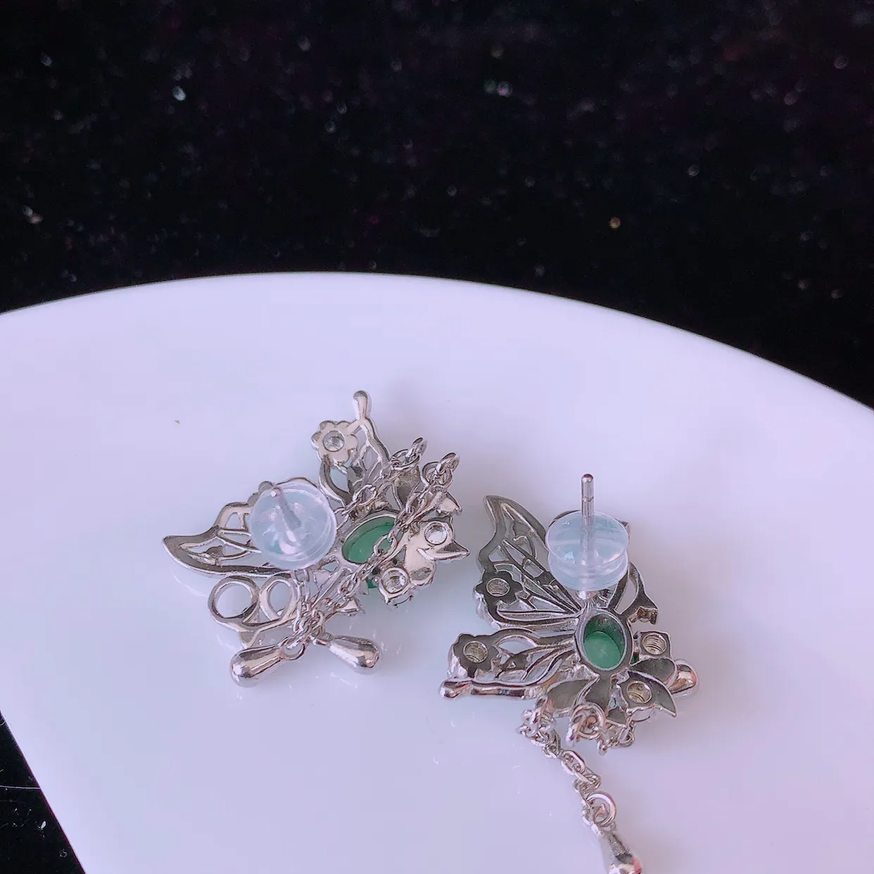 冰透满绿翡翠925银镶嵌耳坠，自然光实拍，翠色灵动，颜色漂亮，种老水足，品相佳，佩戴佳品！#97.27整体39.5*15*13.5裸裸5.5*5.5