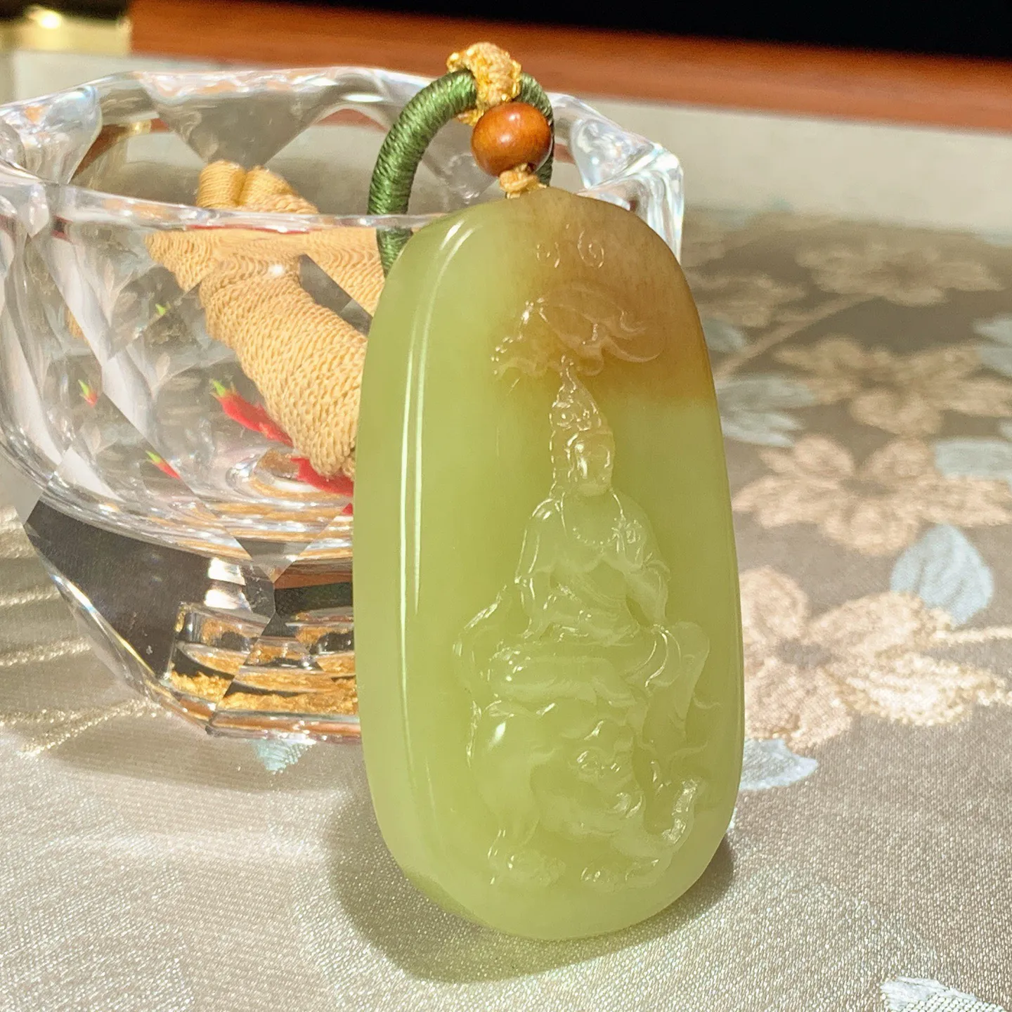 新疆若羌黄口料普贤菩萨牌子挂件。尺寸54/30/11重39.5克。玉质细腻油润。手推出油。佩戴高端典雅。lt251127