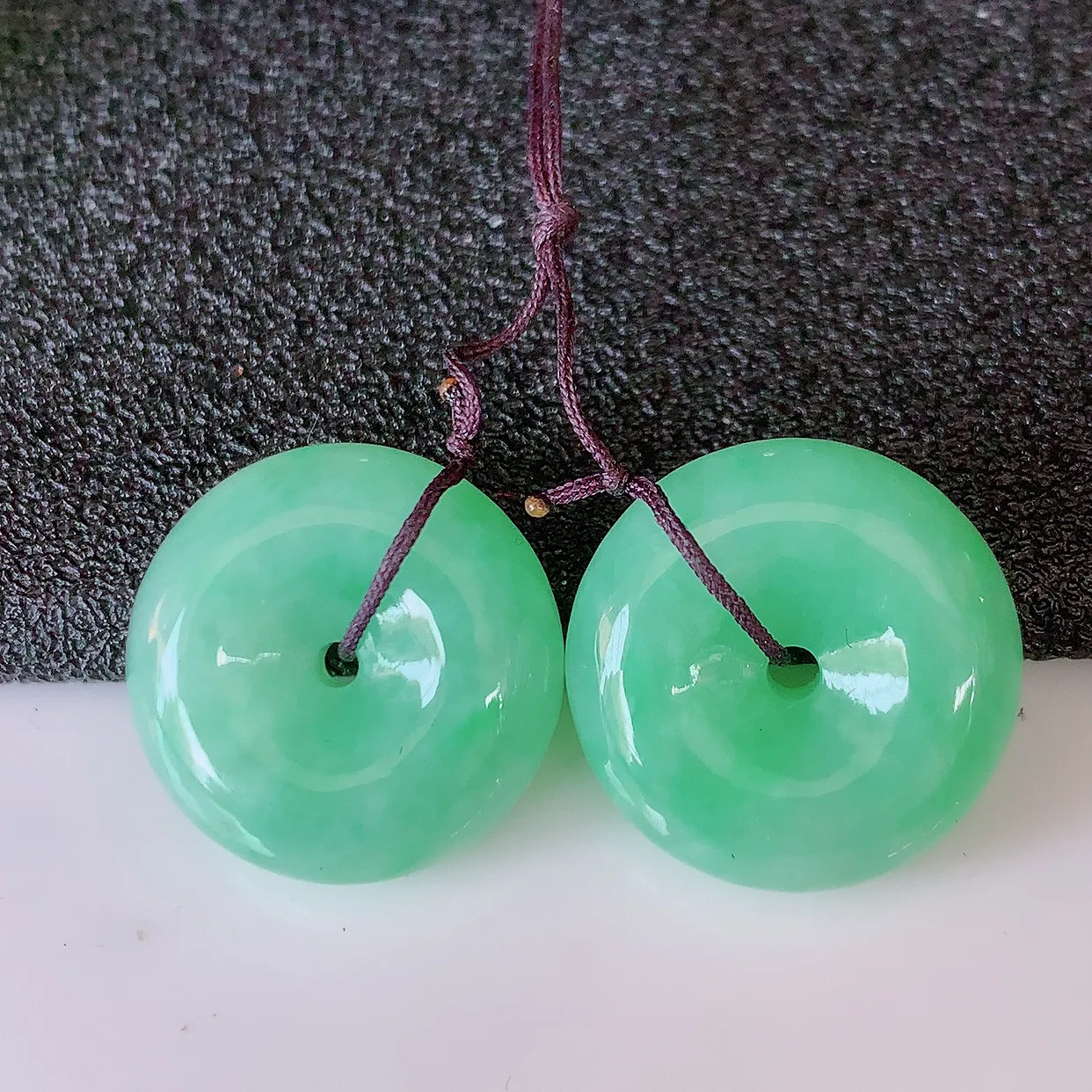 自然光实拍，满绿翡翠一对平安扣耳坠，翠色灵动，玉质细腻，颜色漂亮，品相佳，佩戴佳品！配图银线 #49.27尺寸15.5*5.8